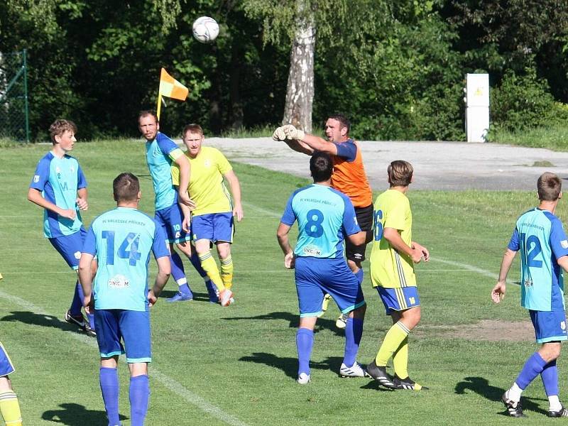 Fotbalisté Kelče (ve žlutém) v rámci předposledního kola I. A třídy skupiny A doma podlehli Valašským Příkazům 1:3.