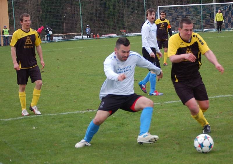 Fotbalisté Hutiska (tmavší dresy) doma porazili Jablůnku 3:0.