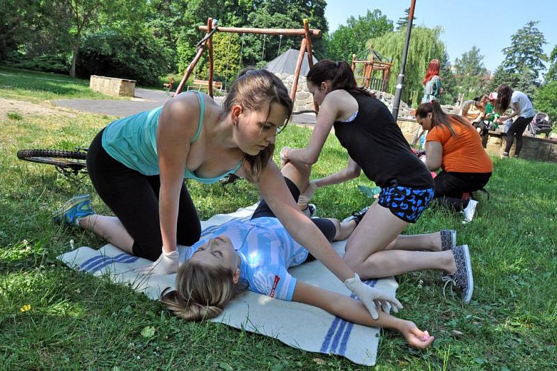 Studentky Střední zdravotnické školy a Masarykova gymnázia ve Vsetíně při školním kole soutěže v poskytování první pomoci; Vsetín, Panská zahrada, čtvrtek 11. června 2015