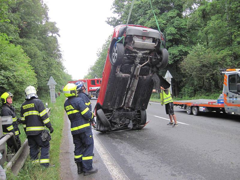 Řidička skončila s autem na střeše v potoce