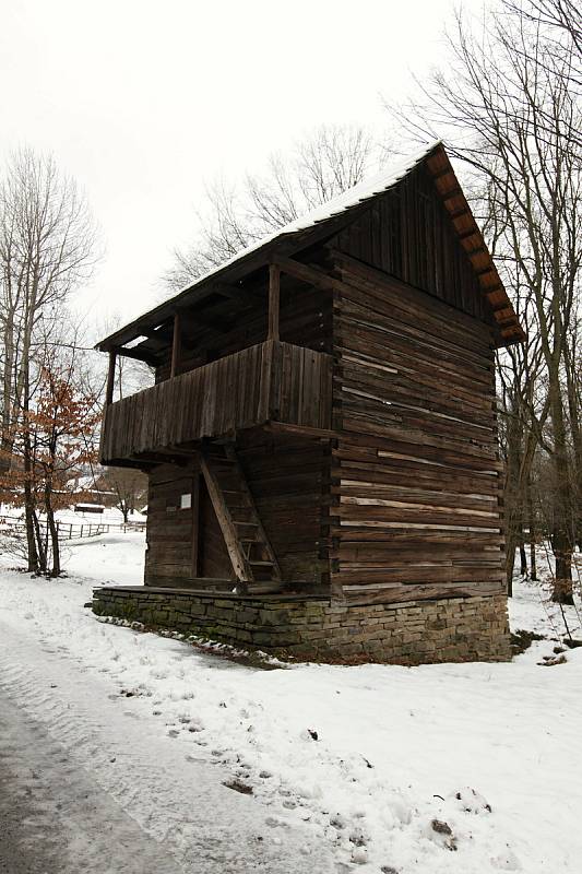 Areál Valašská dědina ve Valašském muzeu v přírodě v Rožnově pod Radhoštěm; 30. ledna 2021