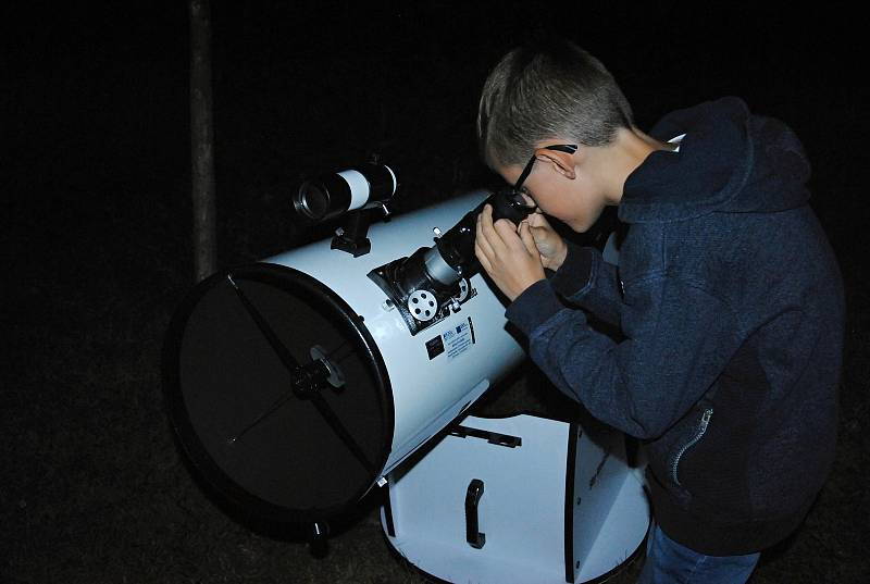 Chlapec sleduje dalekohledem v úterý 16. července 2019 částečné zatmění Měsíce na Hvězdárně Valašské Meziříčí.