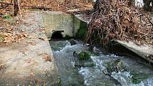 Výpusť kanálu vedoucího do valašskomeziříčské části Juřinka z bývalého areálů Tesly Rožnov, ze kterého do řeky Bečvy opakovaně unikly chemikálie; středa 2. prosince 2020