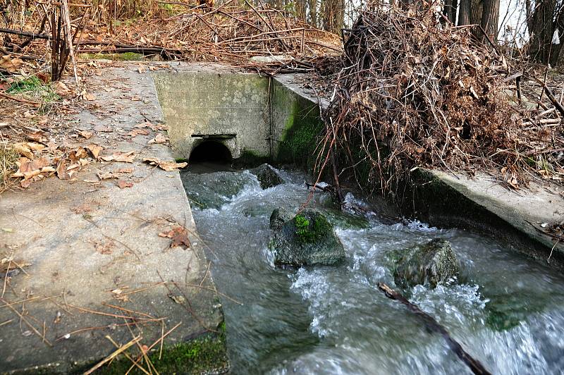 Výpusť kanálu vedoucího do valašskomeziříčské části Juřinka z bývalého areálů Tesly Rožnov, ze kterého do řeky Bečvy opakovaně unikly chemikálie; středa 2. prosince 2020