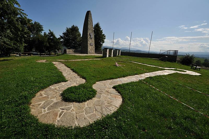 Valašské Meziříčí  - památník osvobození byl na vrchu Helštýn nad Valašským Meziříčí odhalen 17. října 1948