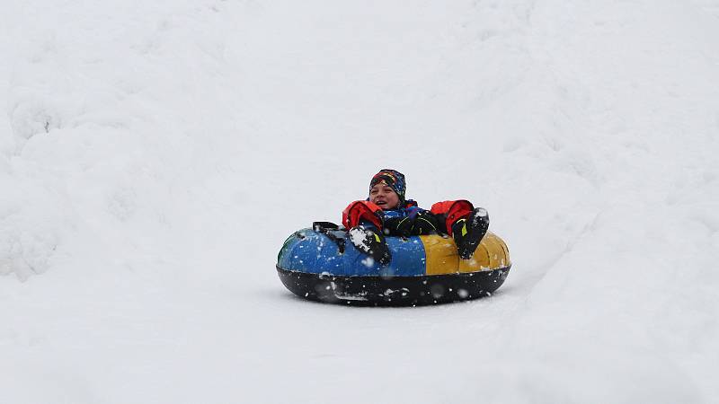 Děti si užívají zimních radovánek na snowtubingové dráze ve Ski areálu Razula ve Velkých Karlovicích.