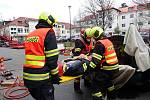 Profesionální hasiči ze stanic ve Vsetíně a Valašském Meziříčí změřili v úterý 26. dubna 2022 ve Vsetíně síly ve vyprošťování zraněných z havarovaných vozů.