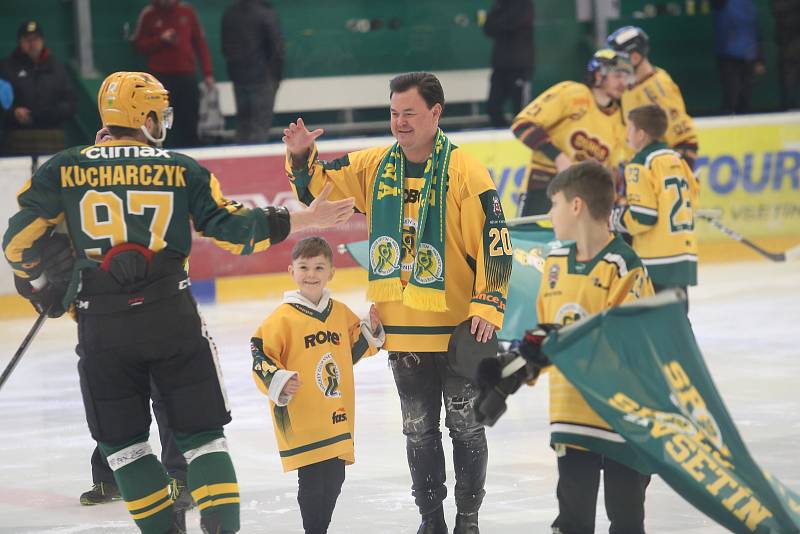 Hokejisté Vsetína (zelené dresy) se v neděli večer v rámci prvního finále Chance ligy na Lapači utkali s Jihlavou. Na snímku Radim Kucharczyk a Jiří Hudler.