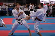 Karatista Martin Káčer ze Vsetína se karate věnuje od svých pěti let. Na svém kontě má řadu úspěchů. V roce 2016 se stal mistrem světa v kumite. Je také trenérem, technikám karate učí nejmenší děti.