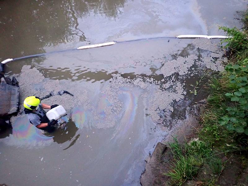 Auto přistálo na střeše v potoce v Kelči