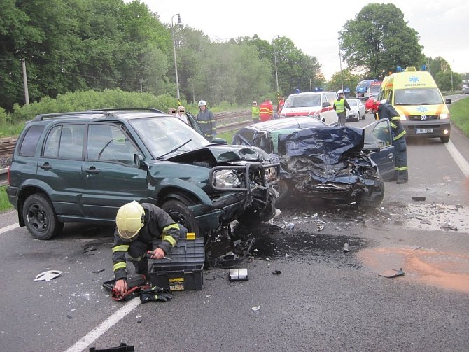 Srážka dvou osobních vozidel, ke které došlo na hlavní cestě u Stříteže nad Bečvou.