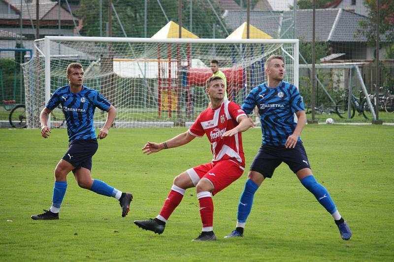 Fotbalisté Vsetína (v červených dresech) v neděli odpoledne vyhráli ve Všechovicích 4:3.