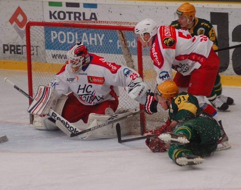 Hokejisté Vsetína (zelené dresy) ve druhém čtvrtfinále play off podlehli Porubě 2:5.