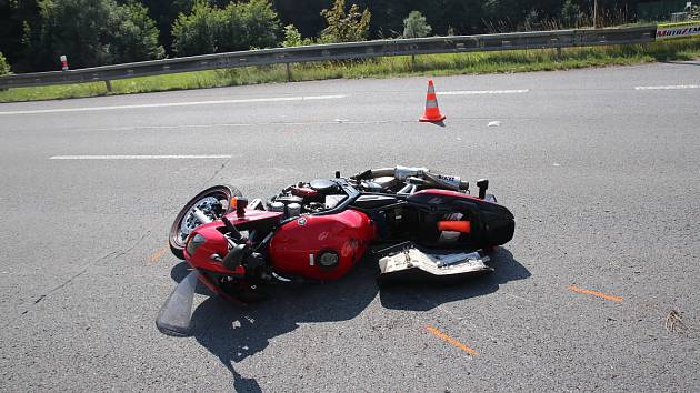 Auto s vozíkem vjelo do cesty motorkáři