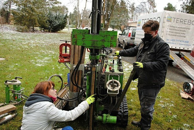 Geolog Tomáš Proisl s asistentkou při geologickém průzkumu v místě budoucího Výzkumného, vzdělávacího a inovačního centra pro mladé v areálu valašskomeziříčské hvězdárny; čtvrtek 7. ledna 2021