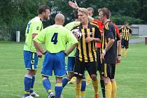Fotbalisté Kelče (žluté dresy) v duelu s Viganticemi. 
