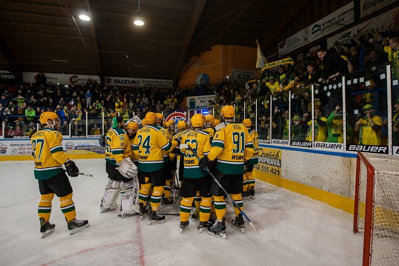 Šesté kolo kvalifikace o WSM ligu, zápas mezi týmy HC Vlci Jablonec nad Nisou a VHK ROBE Vsetín, se odehrálo 13. dubna na zimním stadionu v Jablonci nad Nisou. Na snímku radost hokejistů Vsetína.