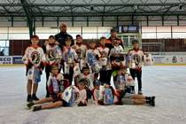 Mladí hokejisté HC Černí vlci Rožnov pod Radhoštěm ročníku 2010 (6. třída) na zimní stadion do Chocně, kde úspěšně sehráli velmi kvalitně obsazený turnaj a brali druhé místo.