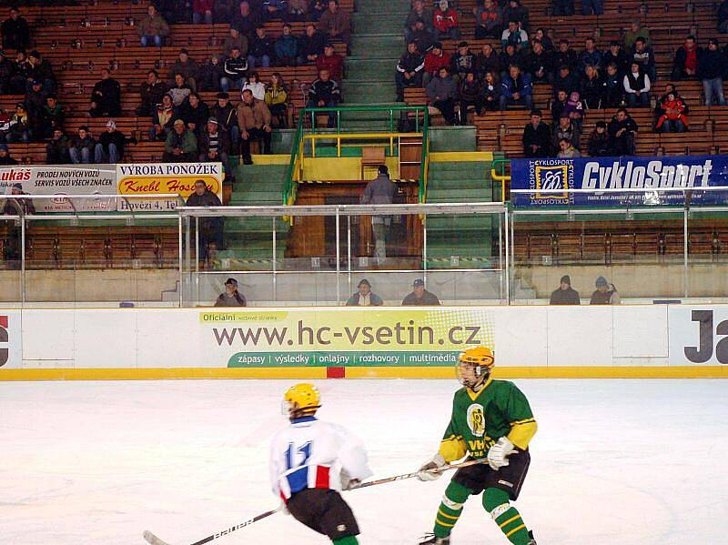 V přípravném utkání na vsetínském stadionu Na Lapači prohráli starší dorostenci Vsetína (zelené dresy) s výběrem ČR U16 2:4.