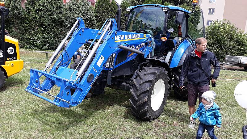 Ovčácký den v areálu Střední školy zemědělské a přírodovědné v Rožnově pod Radhoštěm nabídl v sobotu 23. června 2018 ukázky zemědělské výroby, řemesel a chovu hospodářských zvířat, prodej domácích výrobků i bohatý doprovodný program pro děti i dospělé.