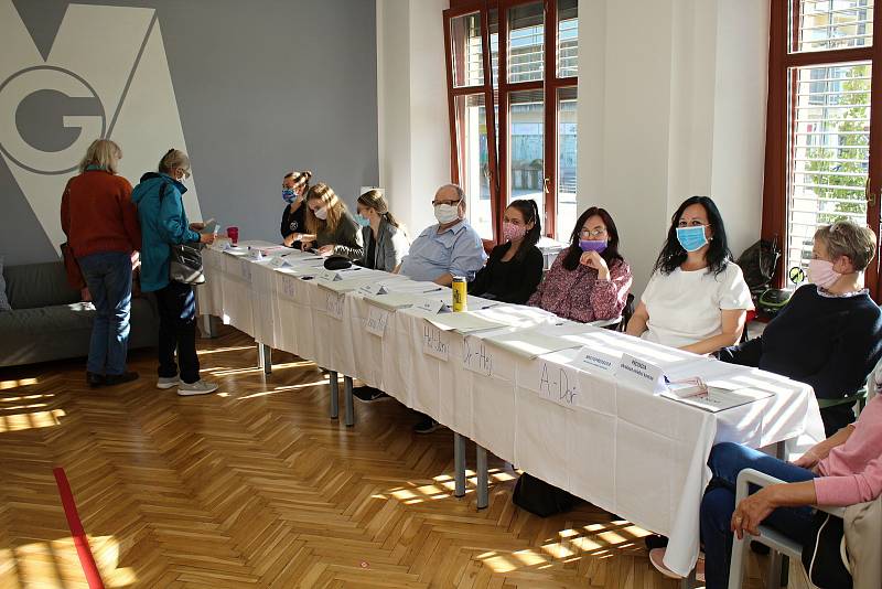 Ve volebním okrsku č. 13 na Masarykově gymnáziu ve Vsetíně hlasovali obyvatelé Vsetína 2. října 2020 v krajských volbách.