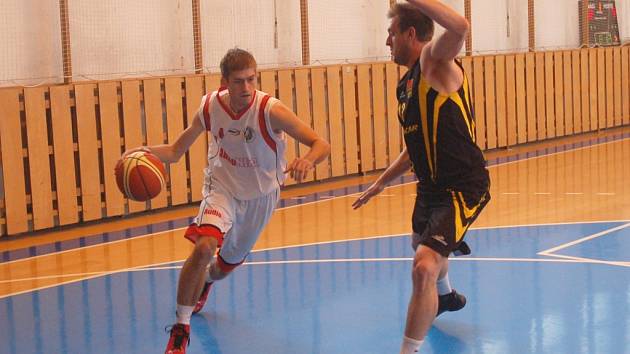 Basketbalisté KK Valašské Meziříčí (bílé dresy, s míčem Jan Kročil).