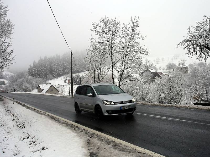 První sníh na silnici na kopci Sirákov nad obcí Liptál.