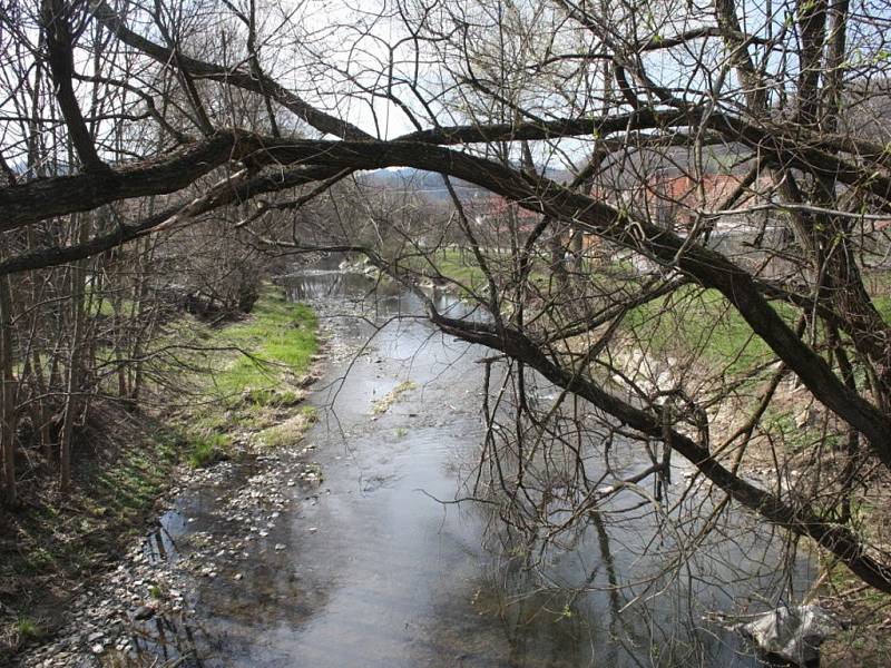 Vesnicí protéká řeka Senice