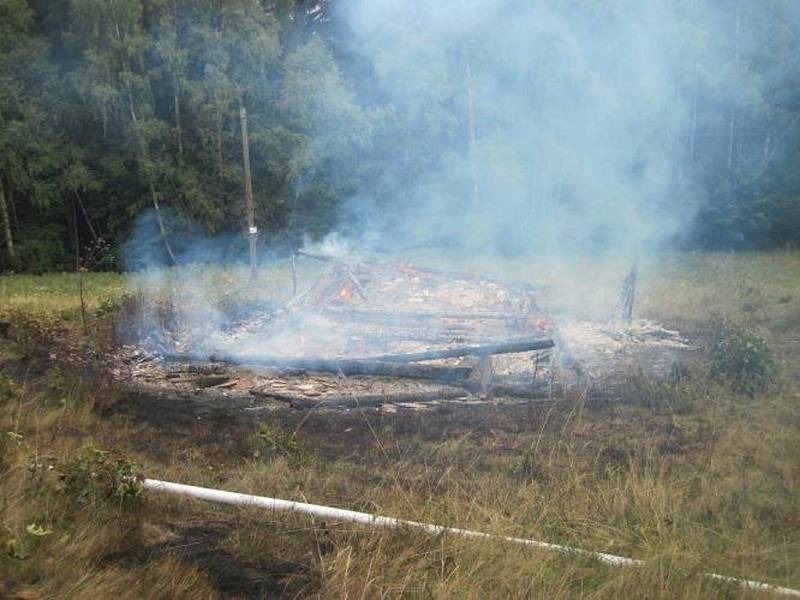 Ve středu odpoledne (9. 9. 2015) v Hutisku-Solanci na Vsetínsku celou hospodářskou budovu.