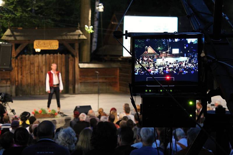 Do programu devětatřicátého ročníku festivalu Rožnovské slavnosti zařadili pořadatelé na sobotní večer program s názvem Rožnove, město pod Radhoštěm.