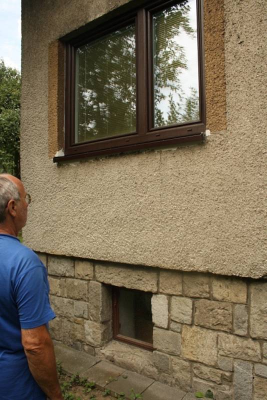 Rudolf Štěrba ukazuje jednu z prasklin na svém domě, které způsobily zvukové otřesy.