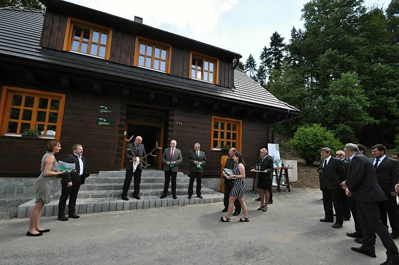 Slavnostní otevření nové hájovny, kterou ve Valašské Bystřici postavily Lesy ČR. Stojí na místě roubenky z roku 1920, která se přesouvá do nově vznikajícího areálu Kolibiska ve Valašském muzeu v přírodě v Rožnově.