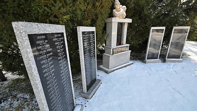 Opravený a rozšířený památník obětem I. a II. světové války ve vsetínské místní části Jasenka; leden 2023