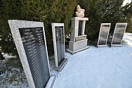 Opravený a rozšířený památník obětem I. a II. světové války ve vsetínské místní části Jasenka; leden 2023