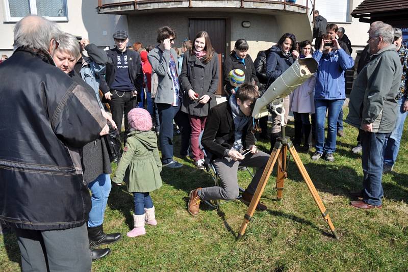 Pozorování zatmění slunce si v pátek 20. března 2015 na vsetínské hvězdárně nenechaly ujít více než dvě stovky lidí.