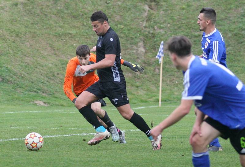 Fotbalisté Vigantic (v černém) se rozloučili s podzimní části I. A třídy skupiny A v derby s Rožnovem pod Radhoštěm přesvědčivou výhrou 5:0. Lví podíl na ni měli největší hvězdy Vigantic Milan Baroš a René Bolf, kteří dali po jedné brance, domácí útočník 