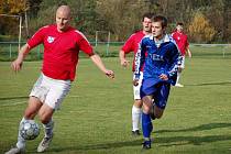 V meziříčském derby utkání 1. A třídy Hrachovec (červené dresy) – Valašské Meziříčí domácí fotbalisté vyšli bodově naprázdno (1:3).