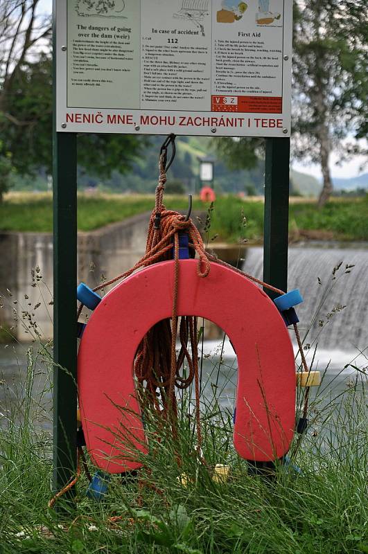 Záchranné prvky umístěné u velkého Bradovského jezu na Vsetínské Bečvě v Hovězí na Vsetínsku.