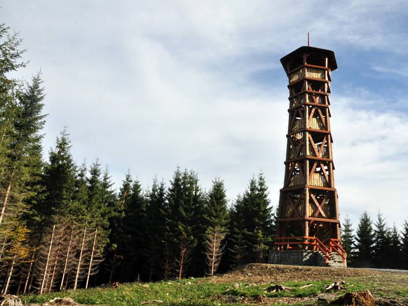 Rozhledna Miloňová na stejnojmenném vrchu ve Velkých Karlovicích. Je v nadmořské výšce 846 m. n. m. Dřevěná věž rozhledny je vysoká 24 metrů, vyhlídková plošina se nachází ve výšce 20 metrů