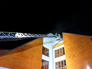 U požáru v podkroví hotelu Horal v Rožnově p. R. zasahovalo v úterý 14. března 2023 pět hasičských jednotek.