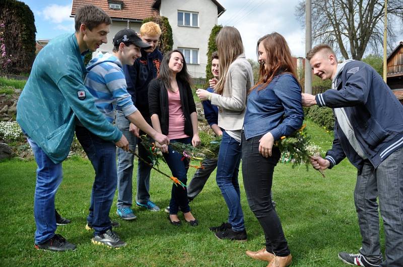 Šmigrust na Valašsku se tradičně vedle pletených tatarů či březových metliček neobejde ani bez větviček jalovce. 