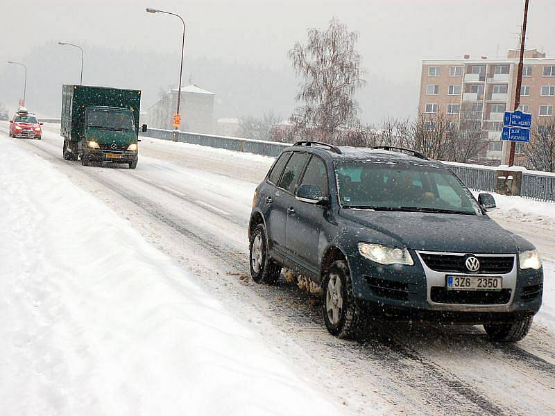 Město Vsetín stejně jako celý valašský region zasypal sníh. Technické služby i silničáři se ihned pustili do jeho odklízení.