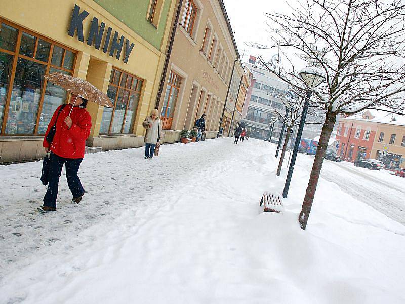 Město Vsetín stejně jako celý valašský region zasypal sníh. Technické služby i silničáři se ihned pustili do jeho odklízení.