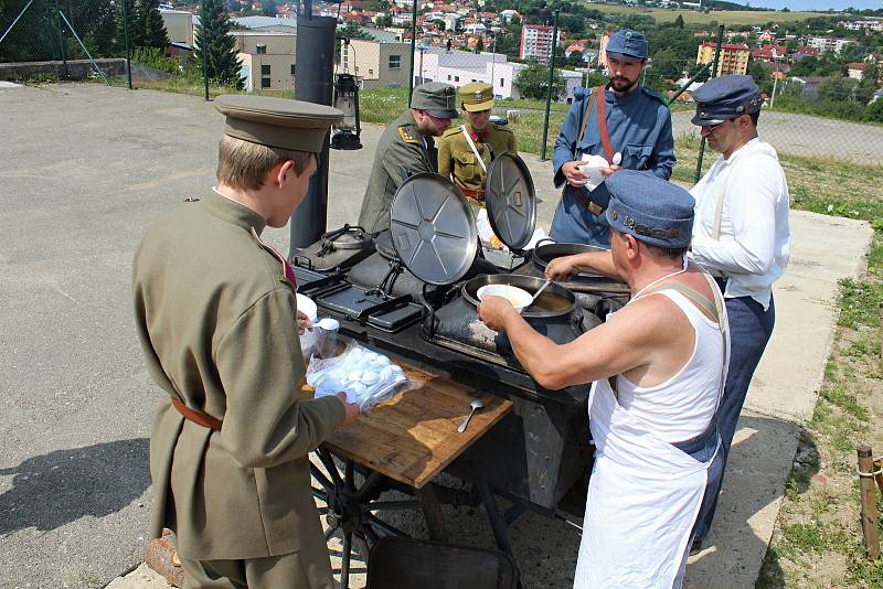 Na nádraží ve Valašských Kloboukách připomněli členové klubů vojenské historie stovkám diváků dobu 1. světové války.