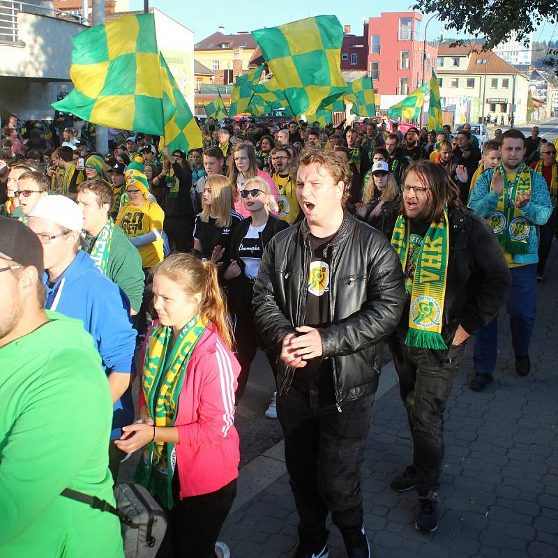 Fanoušci oslavili 12. října 2019 80. výročí založení vsetínského hokejového klubu. V průvodu městem vyrazili na sobotní zápas.