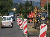 Oprava silnice na hlavním tahu do Vsetína komplikuje jízdu řidičům v Hovězí. Dopravu v nepřehledném úseku řídí senafory.