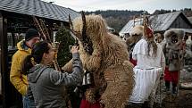 Muži v tradičních čertovských a mikulášských kostýmech procházejí při oslavě svátku sv. Mikuláše 4. prosince 2021 Valašskou Polankou.