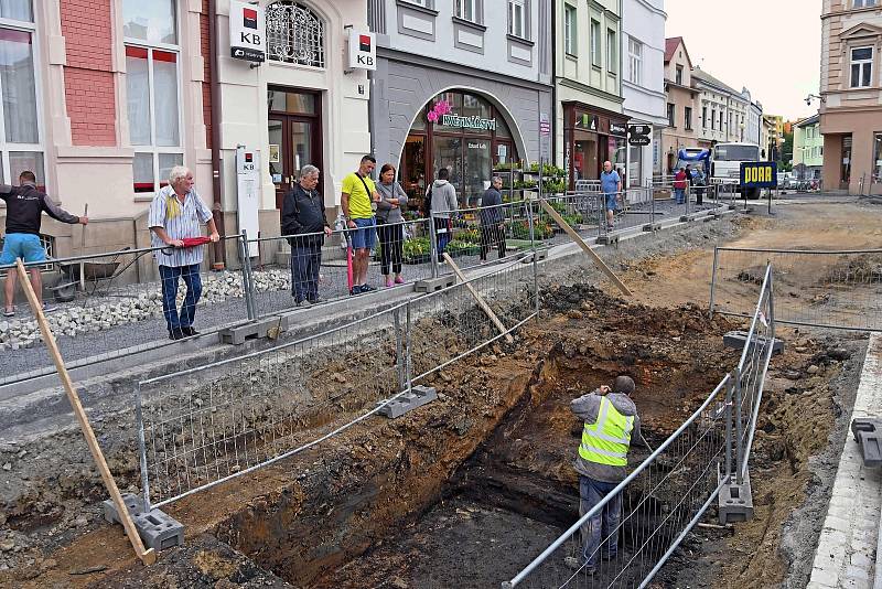 Archeologický průzkum rekonstruovaného meziříčského náměstí vydal další skvost - jedinečně zachovaný dům z přelomu 13. a 14. století a v něm řadu předmětů doby, jež jsou samy o sobě velkými unikáty; květen 2022