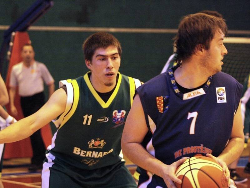 Basketbalisté Jasenice (zelené dresy) ve druhém finále prohráli 66:70, celkově ale vybojovali postup do druhé ligy.