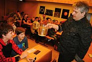 Odborný pracovník valašskomeziříčské hvězdárny Radek Kraus připravil na sobotu 19. června 2020 program pro rodiny s dětmi zaměřený na zábavné fyzikální pokusy.